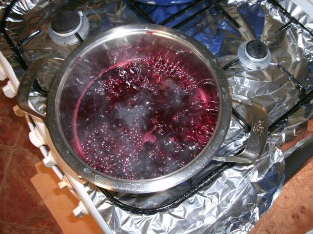 Melasa din sfecla rosie - Lasam la fiert la foc mare.